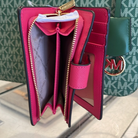 MICHAEL KORS
Medium Crossgrain Leather Wallet
Electric Pink
NWT - Picture 5 of 16